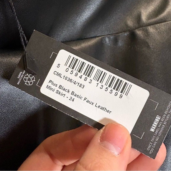 Prettylittlething BLACK BASIC FAUX LEATHER MINI SKIRT - Picture 4 of 4